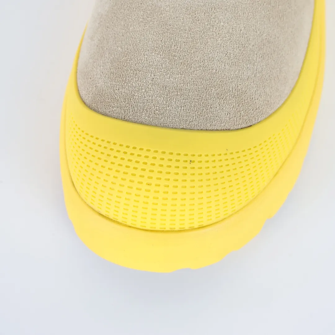Copy price 💰700 Core recommendation Good price It is a very suitable choice for home furnishings. In recent years, uug has launched a series of styles, which are partial to the preferences of young consumers and have also moved to the forefront of fashion trends. Shoe body material: water-repellent coated suede upper, 17mm UGGPURE™ implantable wool insole, lightweight non-slip and comfortable rubber outsole, with brand LOGO and trademark. Comes with a full set of packaging. Size: 35 36 37 38 3940 41 42 43 44 45
